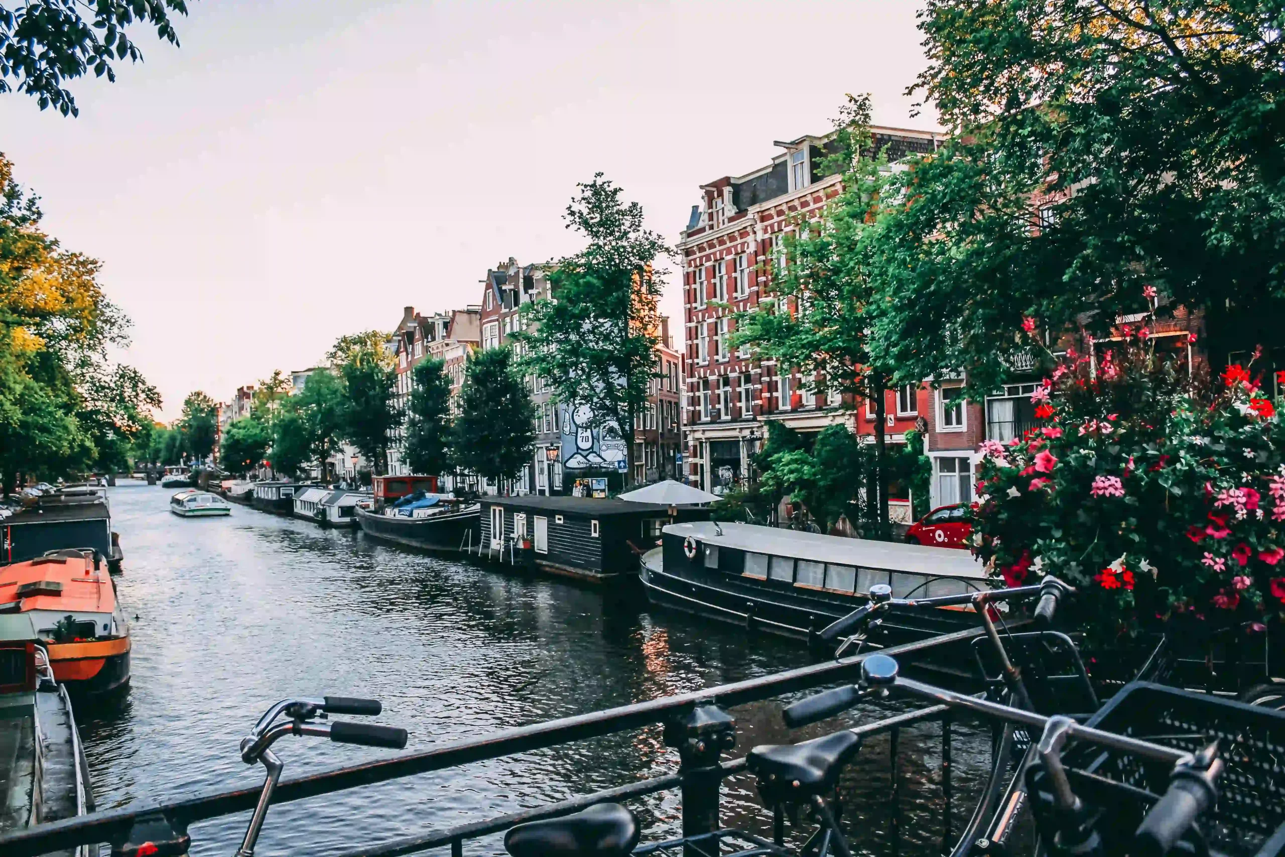 9 Best Casual Restaurants in Amsterdam Preferred by Locals